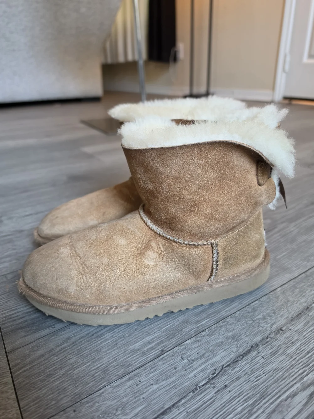 $14‼️ UGG Kids Classic Mini Bailey Bow Suede Boots in Chestnut Size 4, Worn